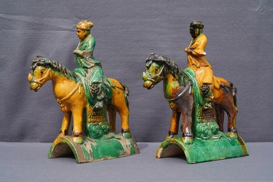 Deux tuiles faiti&egrave;res &eacute;maill&eacute;es jaune et vert en forme de cavaliers, Ming